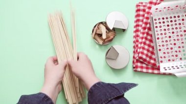 Çeşitli araçlar mavi arka plan üzerinde ızgara.