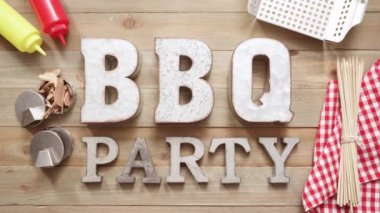 Araçlar ahşap arka plan üzerinde ızgara ile metal Barbekü partisi işareti.