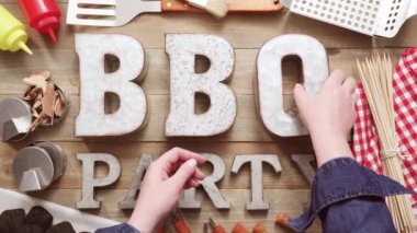 Araçlar ahşap arka plan üzerinde ızgara ile metal Barbekü partisi işareti.