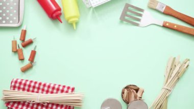 Çeşitli araçlar mavi arka plan üzerinde ızgara.