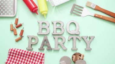 Araçlar ızgara ile metal Barbekü partisi işareti 