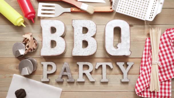 Plaque Métal Bbq Party Avec Outils Grillage Sur Fond Bois — Video