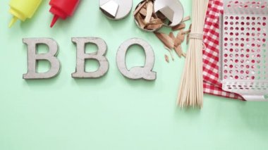 Araçlar ızgara ile metal Barbekü partisi işareti 