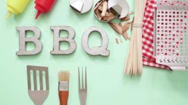 Araçlar ızgara ile metal Barbekü partisi işareti 