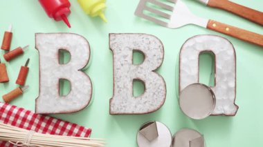 Araçlar ızgara ile metal Barbekü partisi işareti 