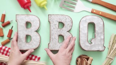 Araçlar ızgara ile metal Barbekü partisi işareti 