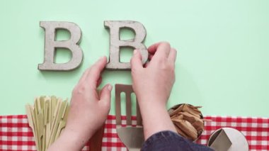 Araçlar ızgara ile metal Barbekü partisi işareti 