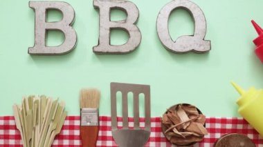 Araçlar ızgara ile metal Barbekü partisi işareti 