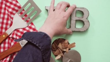 Araçlar ızgara ile metal Barbekü partisi işareti 