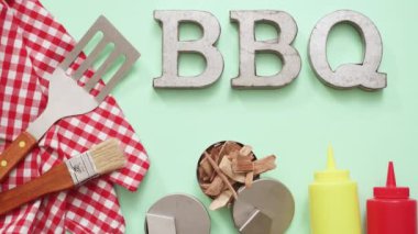 Araçlar ızgara ile metal Barbekü partisi işareti 