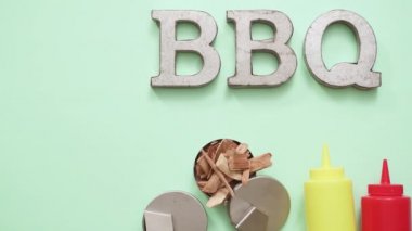 Araçlar ızgara ile metal Barbekü partisi işareti 