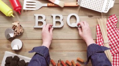 Araçlar ahşap arka plan üzerinde ızgara ile metal Barbekü partisi işareti.