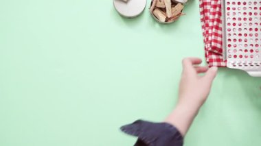 Çeşitli araçlar mavi arka plan üzerinde ızgara.