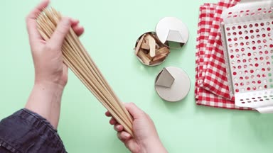 Çeşitli araçlar mavi arka plan üzerinde ızgara.