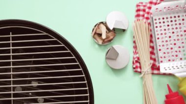 Çeşitli araçlar mavi arka plan üzerinde ızgara.