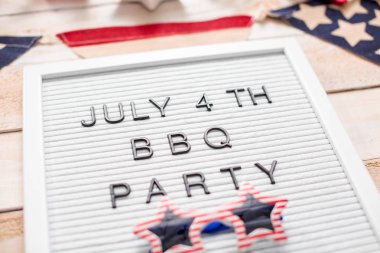 Barbekü partisi tabelada beyaz faturası Yönetim Kurulu.