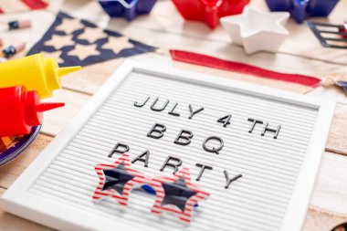 Barbekü partisi tabelada beyaz faturası Yönetim Kurulu.