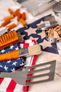 Barbekü araçları 4 Temmuz ile dekorasyon ahşap arka plan üzerinde.