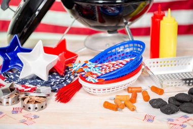 Küçük yuvarlak kömür ızgara ve 4 Temmuz süslemeleri Amerikan üzerinde arka plan bayrak.