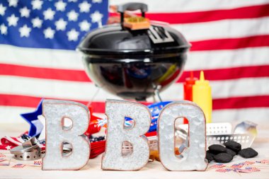 Küçük yuvarlak kömür ızgara ile 4 Temmuz barbekü işareti metal dekorasyon.