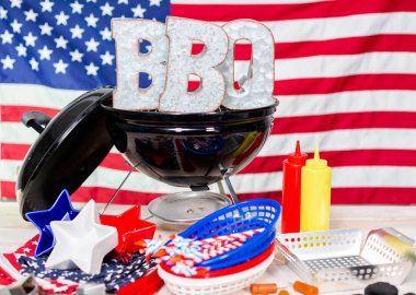 Küçük yuvarlak kömür ızgara ile 4 Temmuz barbekü işareti metal dekorasyon.