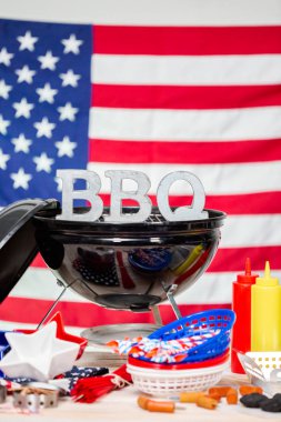 Küçük yuvarlak kömür ızgara ile 4 Temmuz barbekü işareti metal dekorasyon.