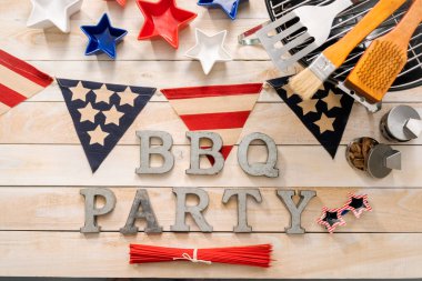 Barbekü zamanı işareti ile 4 Temmuz bir ahşap dekorasyon panoları.