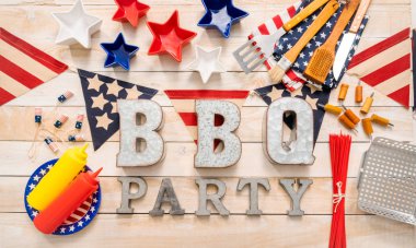 Barbekü zamanı işareti ile 4 Temmuz bir ahşap dekorasyon panoları.