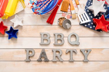 Barbekü zamanı işareti ile 4 Temmuz bir ahşap dekorasyon panoları.