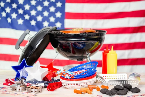 Kleine Ronde Houtskool Barbecue Juli Decoraties Amerikaanse Vlag Achtergrond — Stockfoto