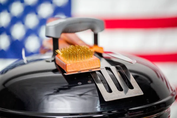 Runda Liten Kolgrill Och Juli Dekorationer Amerikansk Flagga Bakgrund — Stockfoto