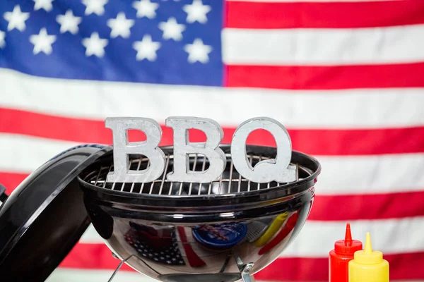 Grillschild Aus Metall Auf Kleinem Runden Holzkohlegrill Mit Dekorationen Vom — Stockfoto