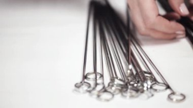 Çelik ve ahşap şişleri bir beyaz tahta arka plan boyalı.