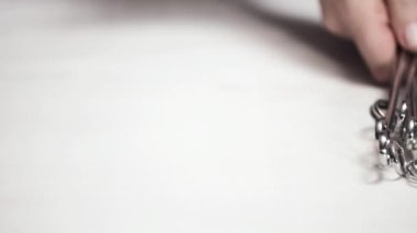 Çelik ve ahşap şişleri bir beyaz tahta arka plan boyalı.