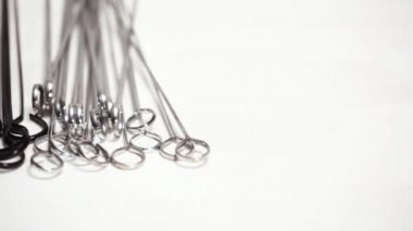 Çelik ve ahşap şişleri bir beyaz tahta arka plan boyalı.