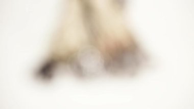 Çelik ve ahşap şişleri bir beyaz tahta arka plan boyalı.