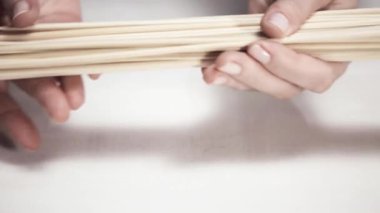 Çelik ve ahşap şişleri bir beyaz tahta arka plan boyalı.