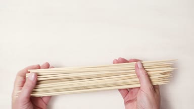 Çelik ve ahşap şişleri bir beyaz tahta arka plan boyalı.