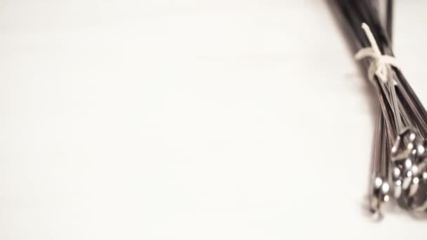 Сталеві Дерев Яні Шампури Білому Пофарбованому Дерев Яному Фоні — стокове відео