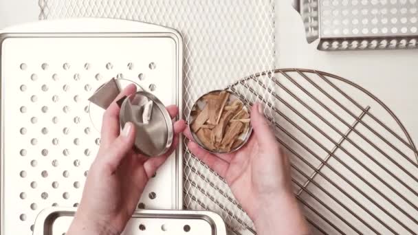 Rvs Rookvrije Pucks Met Roken Chips Van Apple — Stockvideo