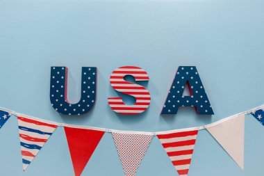 Beyaz, kırmızı ve mavi zemin üzerine mavi boyalı ABD işaretiyle.