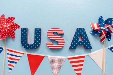 Beyaz, kırmızı ve mavi zemin üzerine mavi boyalı ABD işaretiyle.