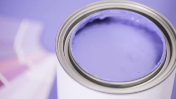Pintura violeta de perto — Vídeo de Stock