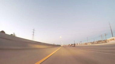 Denver, Colorado, ABD-14 Ocak, 2018-Pov-sürüş devlet yolu 225 gün batımında.