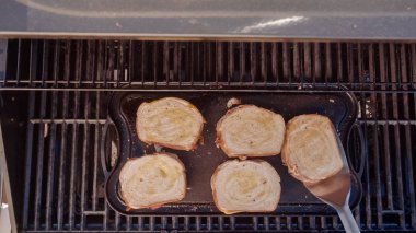 Yemek ızgara peynir sandviç açık gaz ızgara.