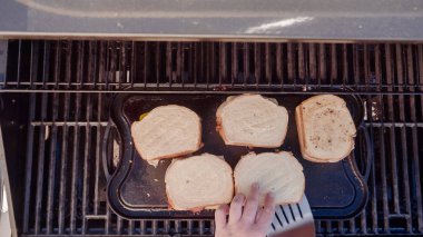 Yemek ızgara peynir sandviç açık gaz ızgara.