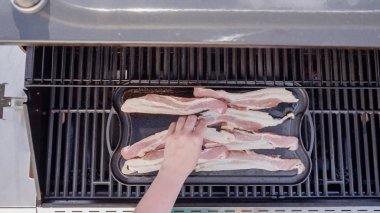 Dökme demir zor durumda açık gaz ızgara içinde pastırma kızartma.