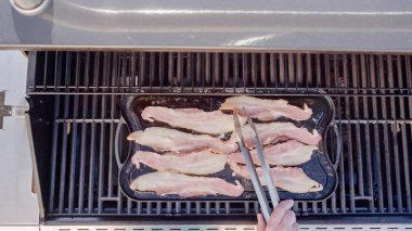 Dökme demir zor durumda açık gaz ızgara içinde pastırma kızartma.