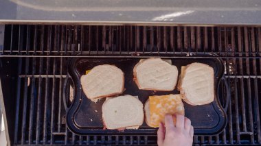 Yemek ızgara peynir sandviç açık gaz ızgara.