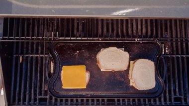 Yemek ızgara peynir sandviç açık gaz ızgara.
